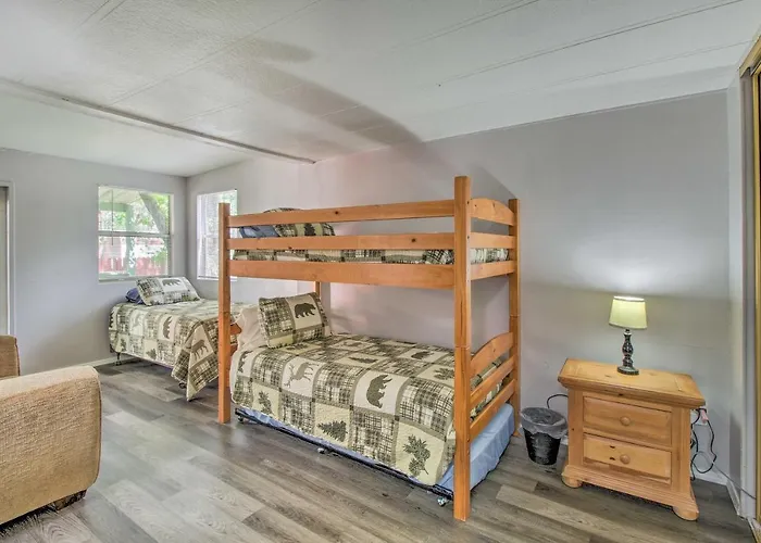 2 Mi To Rainbow Lake: Woodsy Retreat W/ Deck! *