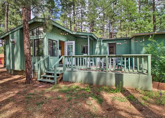 Dom wakacyjny 2 Mi To Rainbow Lake: Woodsy Retreat W/ Deck!