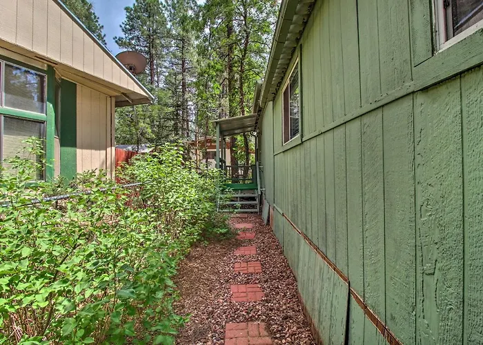Dom wakacyjny 2 Mi To Rainbow Lake: Woodsy Retreat W/ Deck!